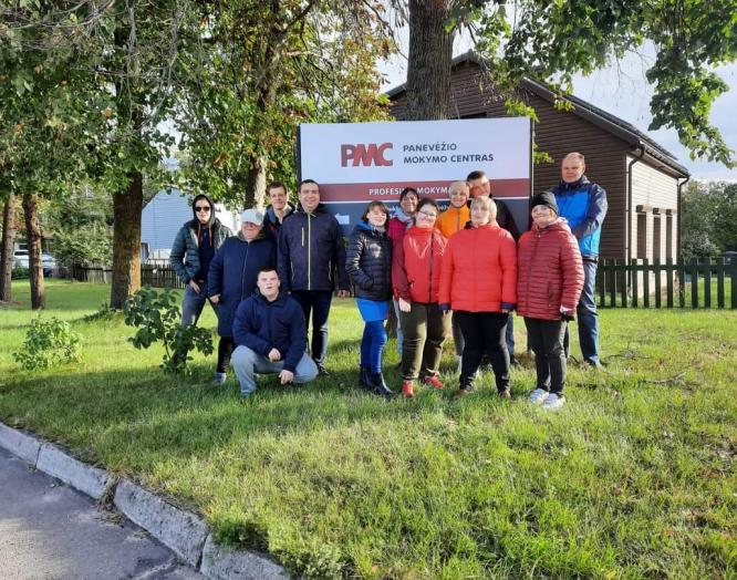 Jaunuolių dienos centro darbuotojos ir jaunuoliai lankėsi Šermukšnių korpuse