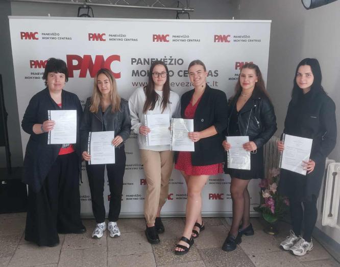 Biuro administratoriaus profesijos kelias vainikuotas diplomų įteikimu