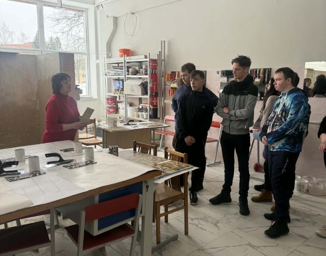 Pažintis su plytelių klojėjo–tinkuotojo padėjėjo profesija