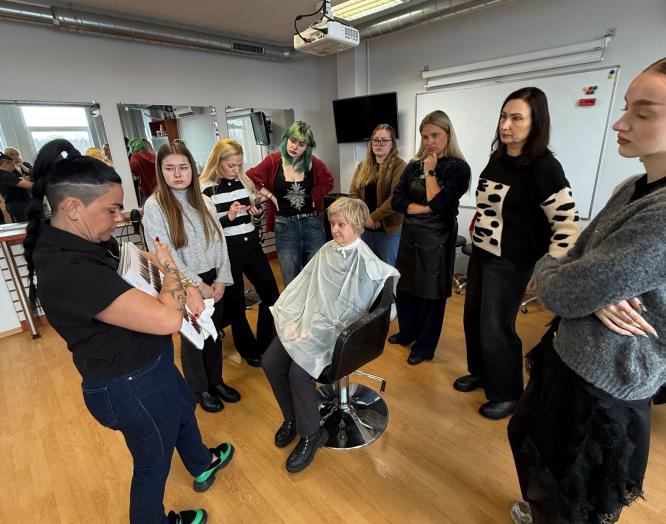 Spalvos, kurios atgaivina: kelias į kirpėjo meistrystę