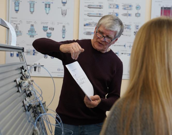 Atradimų laboratorija: gabių mokinių kelionė į technologijų pasaulį